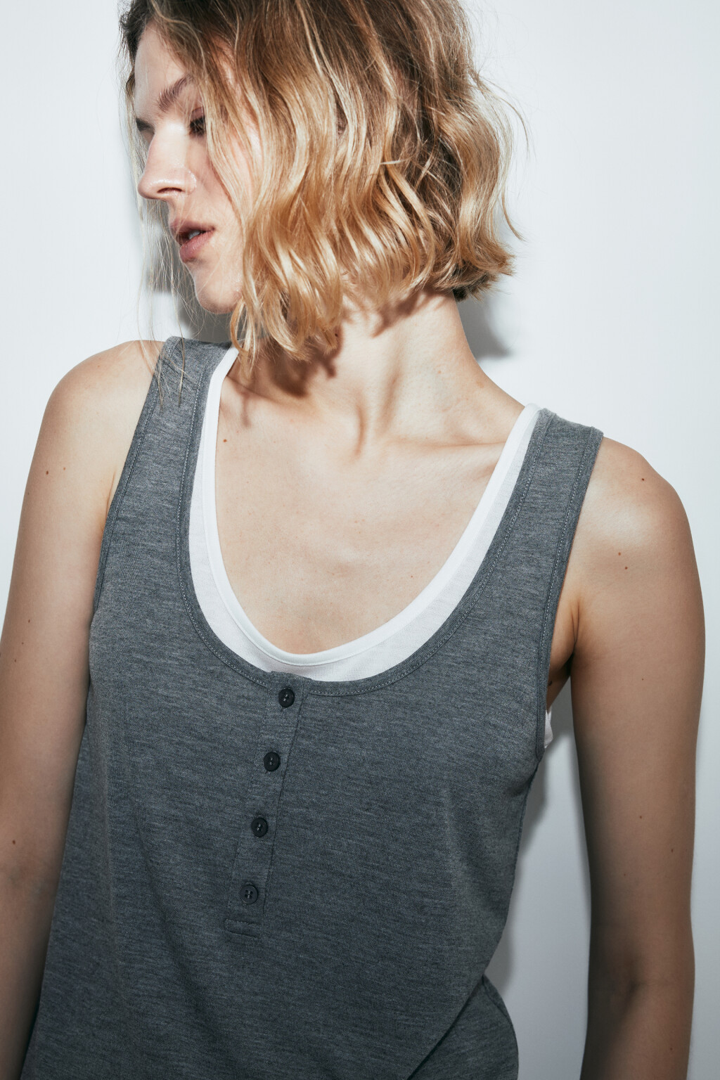 Майка-топ на пуговицах с имитацией второго слоя - цвет серый - 7