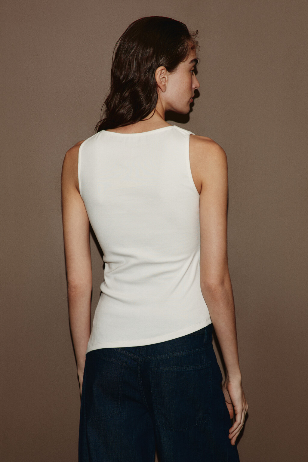 Майка-топ облегающая с асимметричным низом - цвет белый - 4
