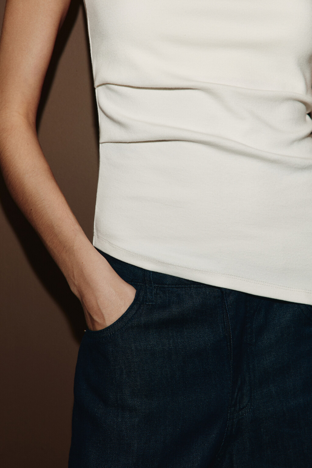 Майка-топ облегающая с асимметричным низом - цвет белый - 7