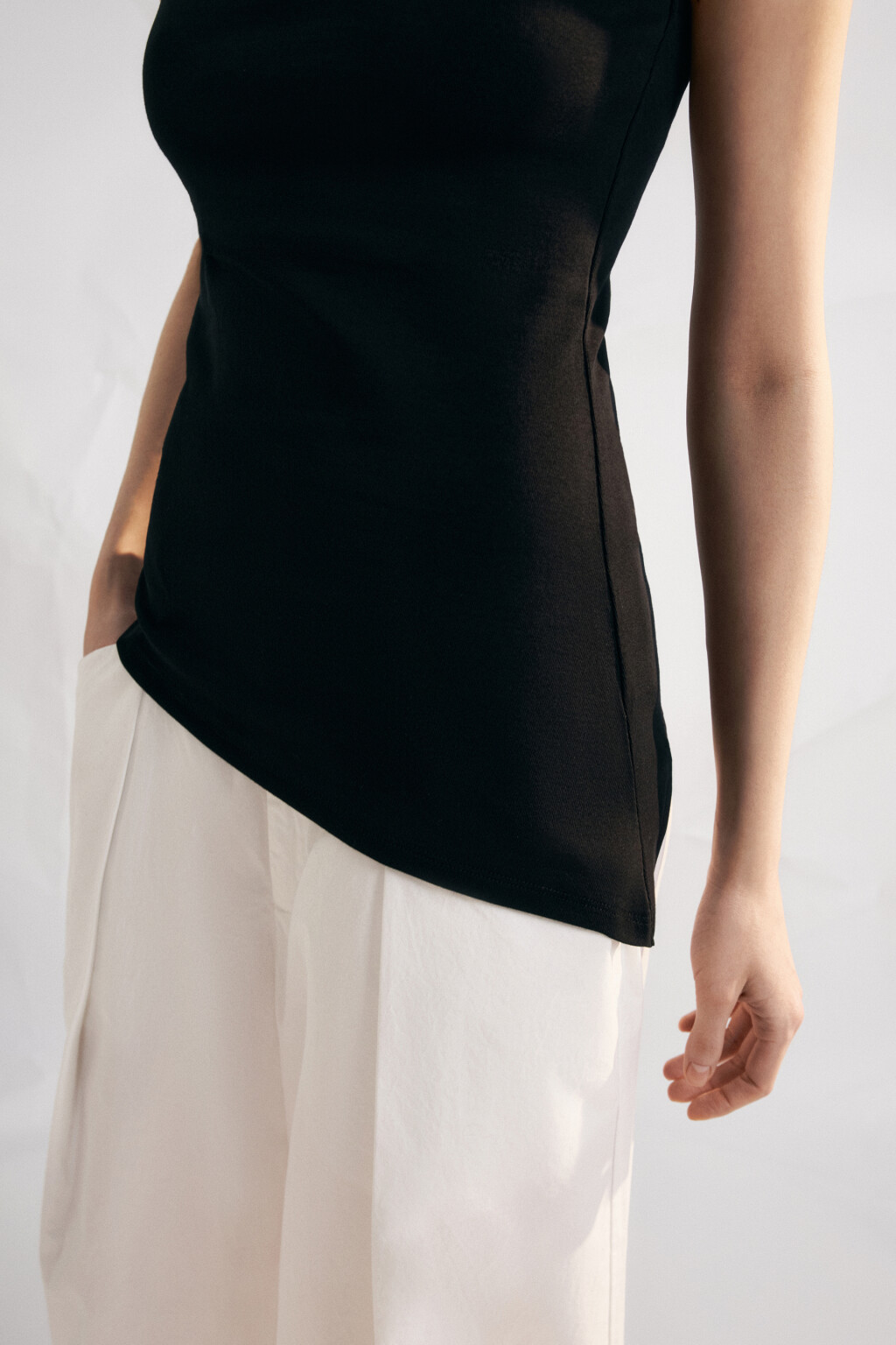 Майка-топ облегающая с асимметричным низом - цвет черный - 5