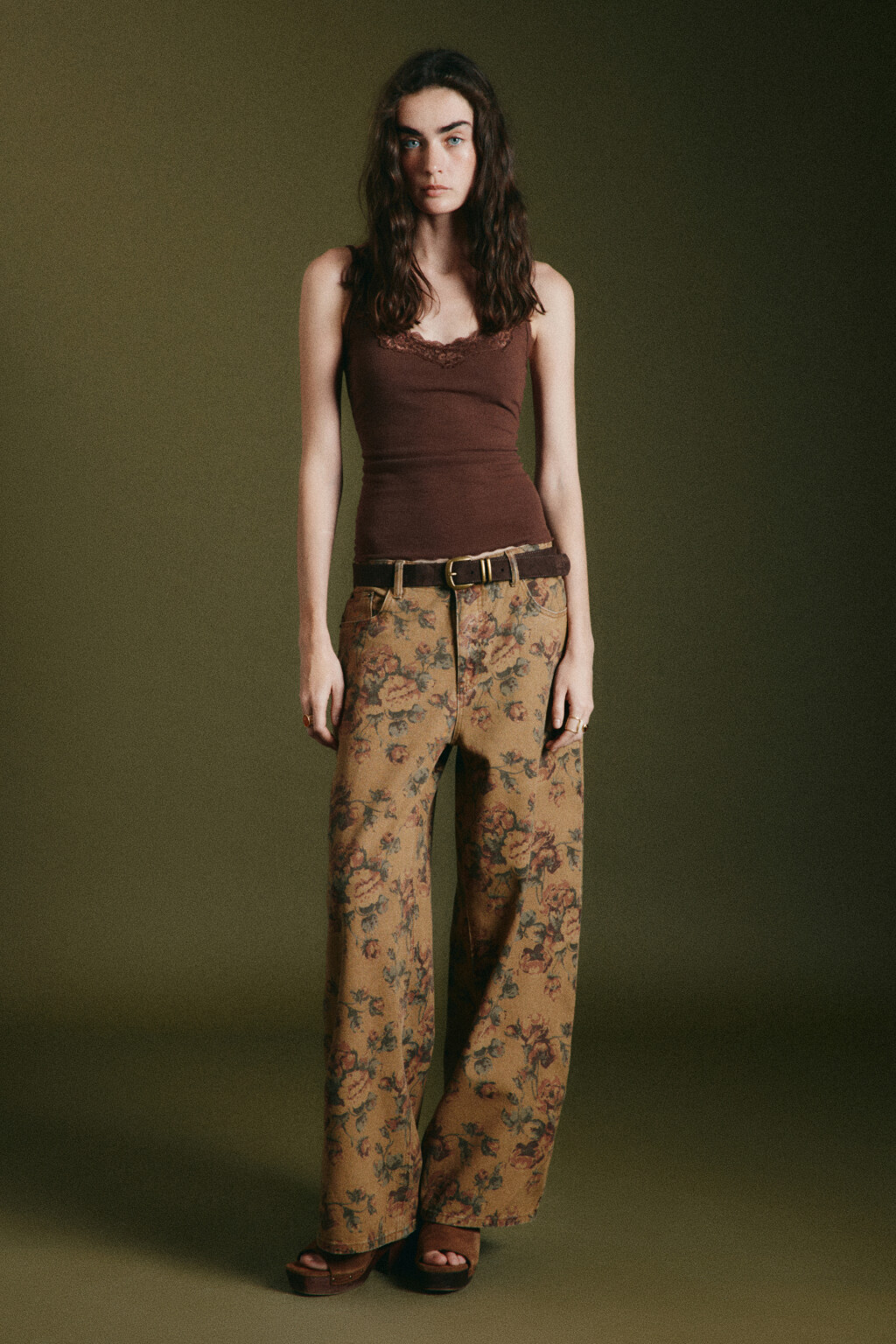 Майка-топ облегающая на тонких бретелях с кружевом - цвет коричневый - 4