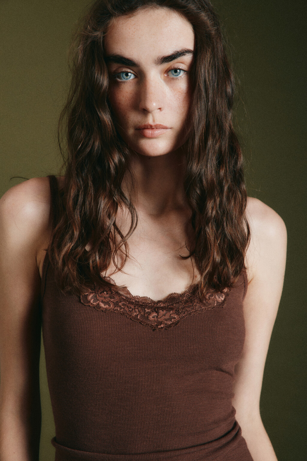 Майка-топ облегающая на тонких бретелях с кружевом - цвет коричневый - 5