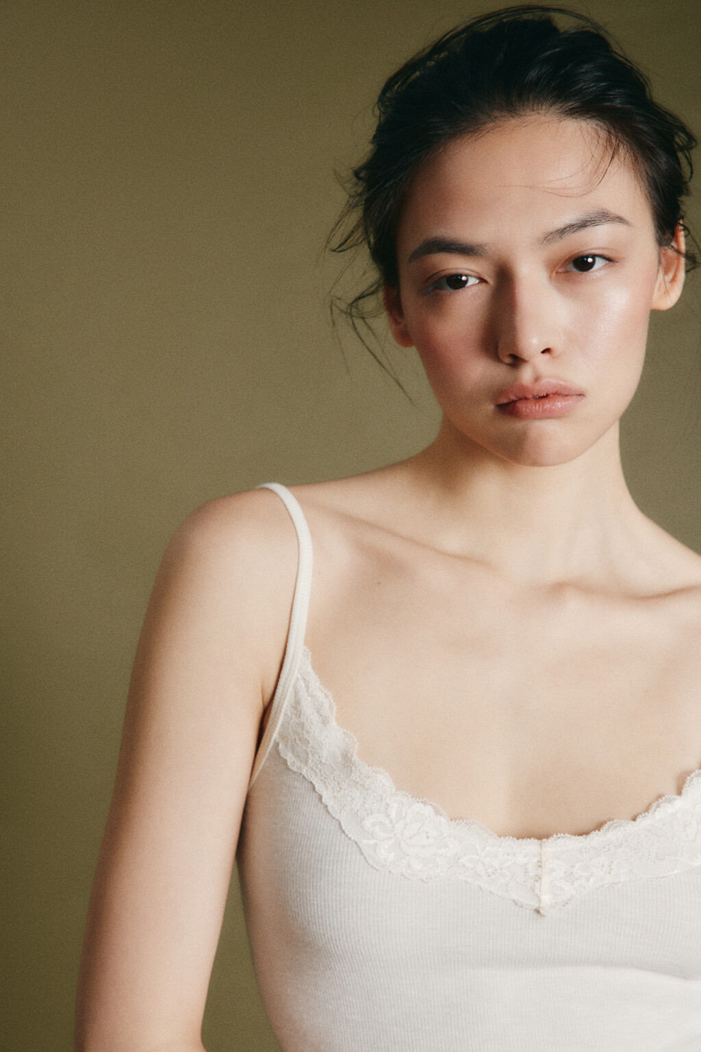 Майка-топ облегающая на тонких бретелях с кружевом - цвет молочный - 5