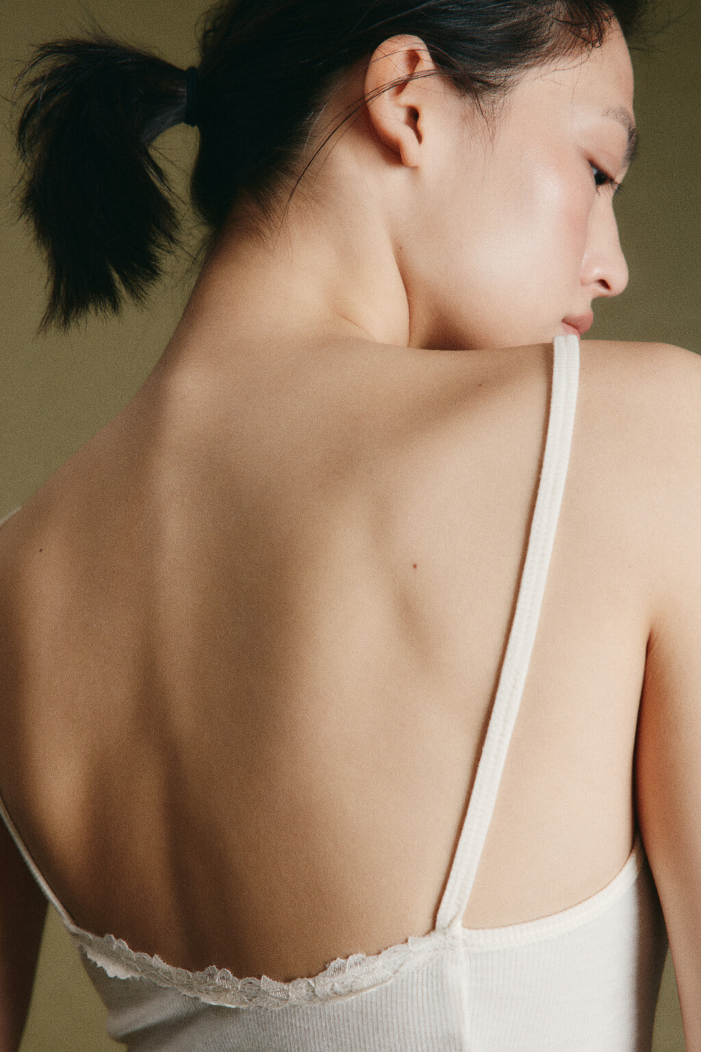 Майка-топ облегающая на тонких бретелях с кружевом - цвет молочный - 6