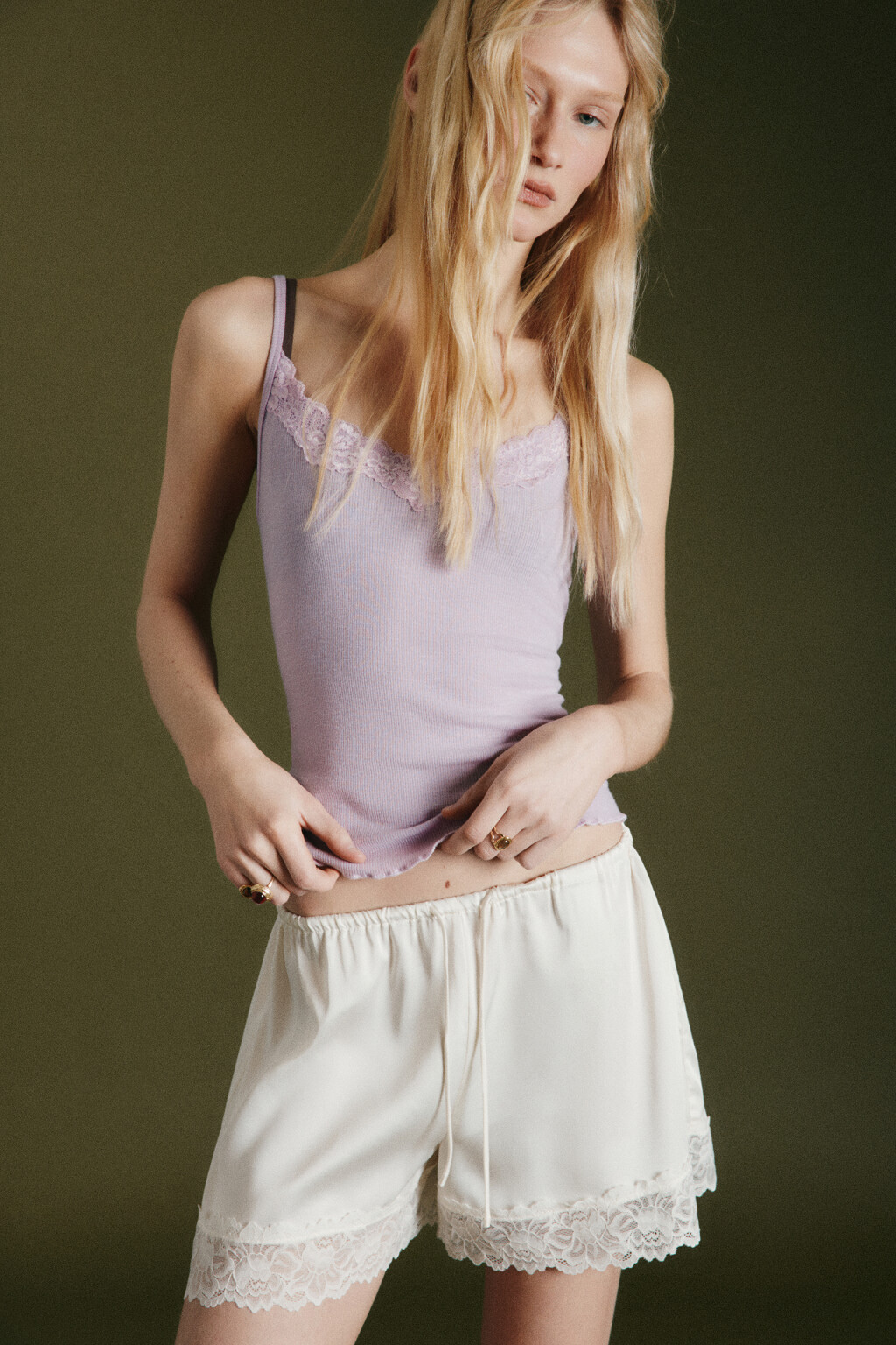 Майка-топ облегающая на тонких бретелях с кружевом - цвет сиреневый - 1