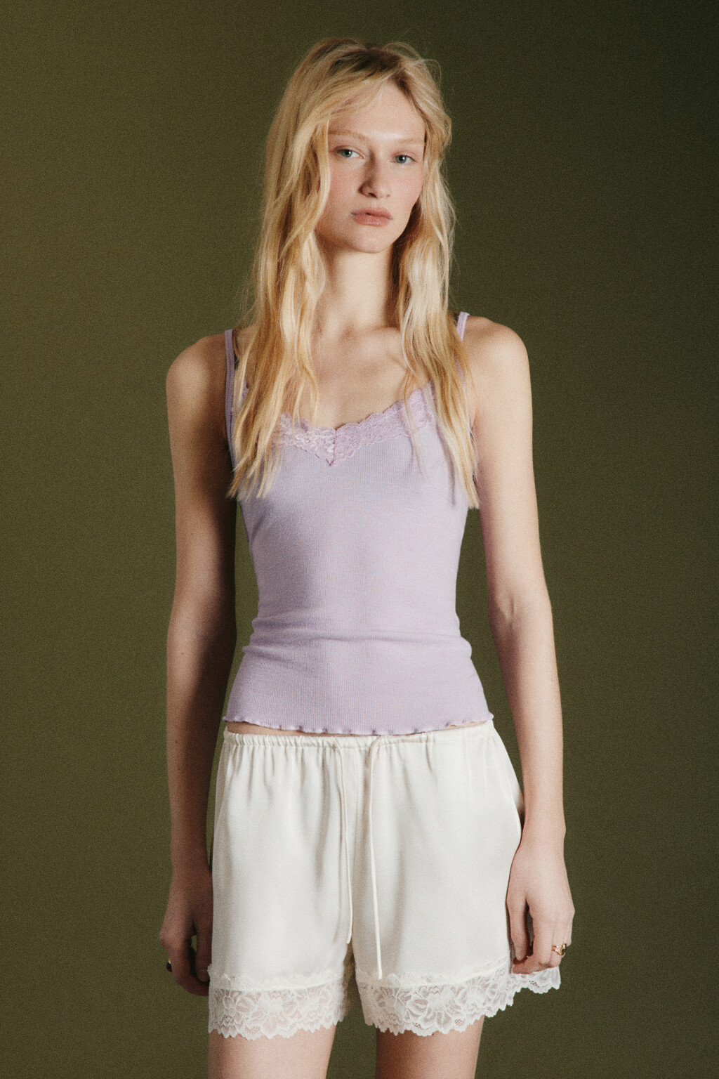 Майка-топ облегающая на тонких бретелях с кружевом - цвет сиреневый - 2