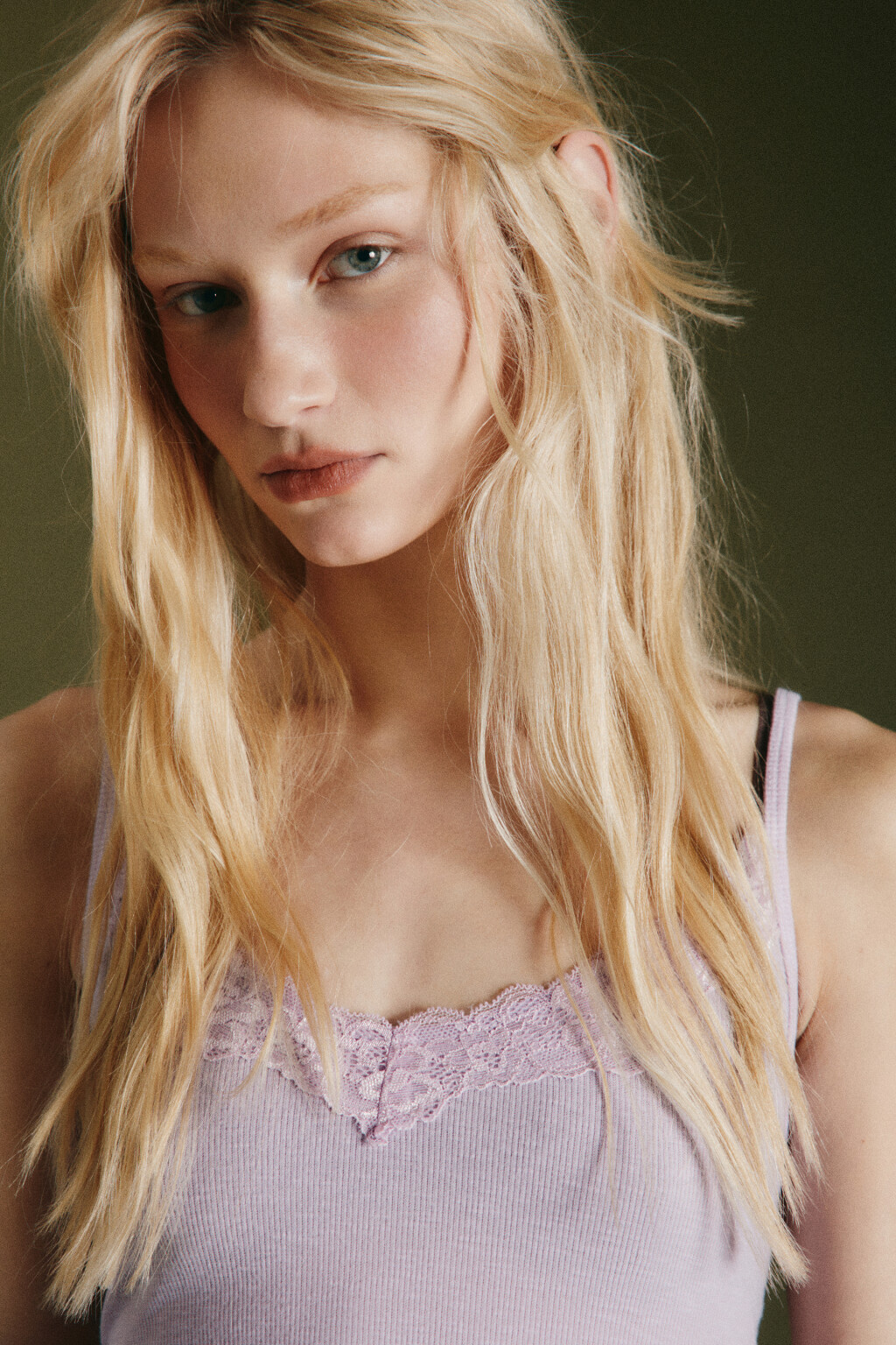 Майка-топ облегающая на тонких бретелях с кружевом - цвет сиреневый - 5