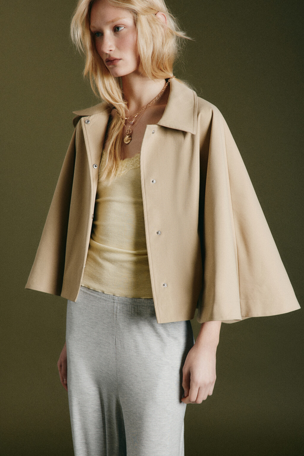 Майка-топ облегающая на тонких бретелях с кружевом - цвет желтый - 2