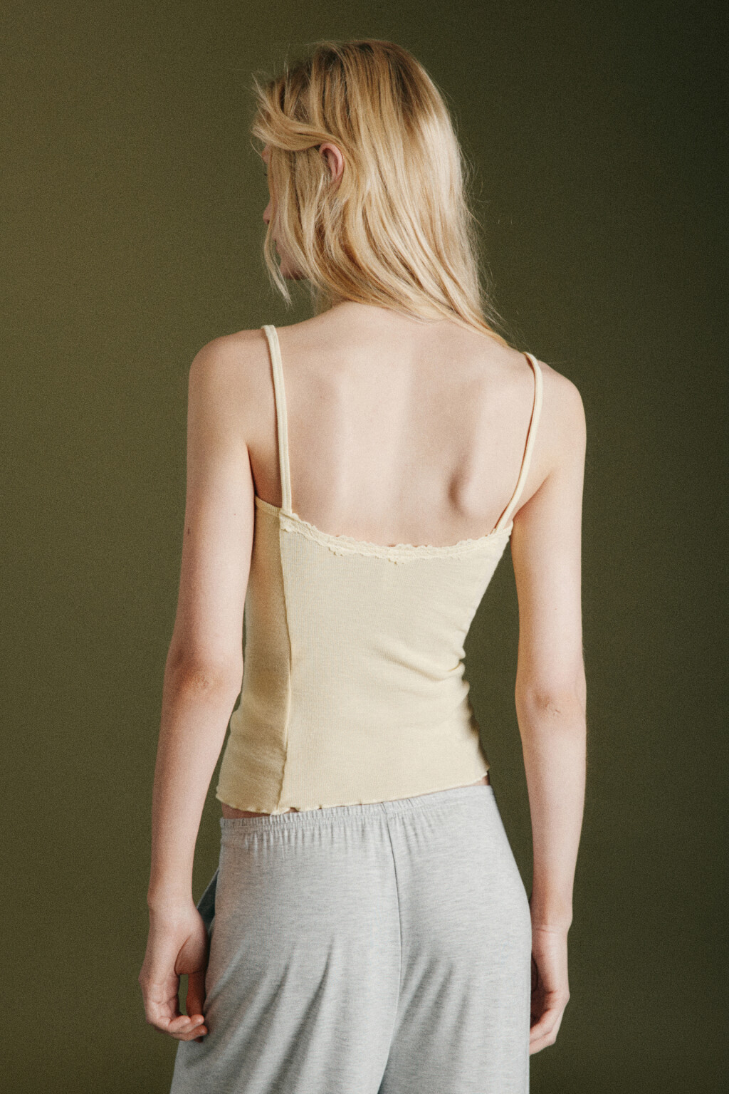 Майка-топ облегающая на тонких бретелях с кружевом - цвет желтый - 4