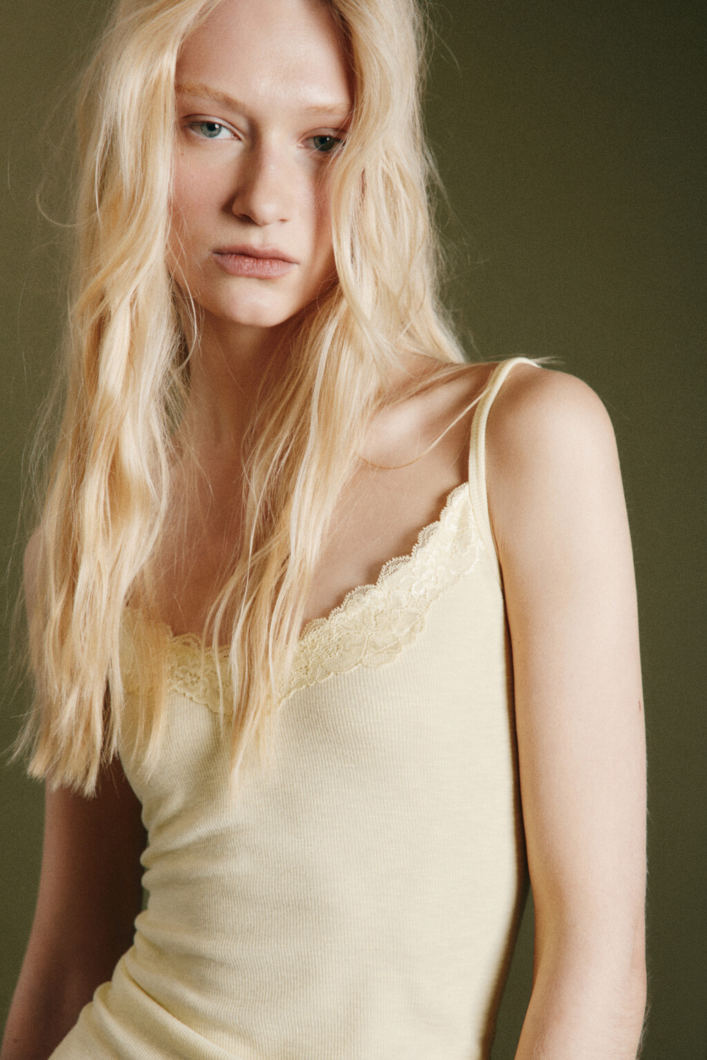 Майка-топ облегающая на тонких бретелях с кружевом - цвет желтый - 7