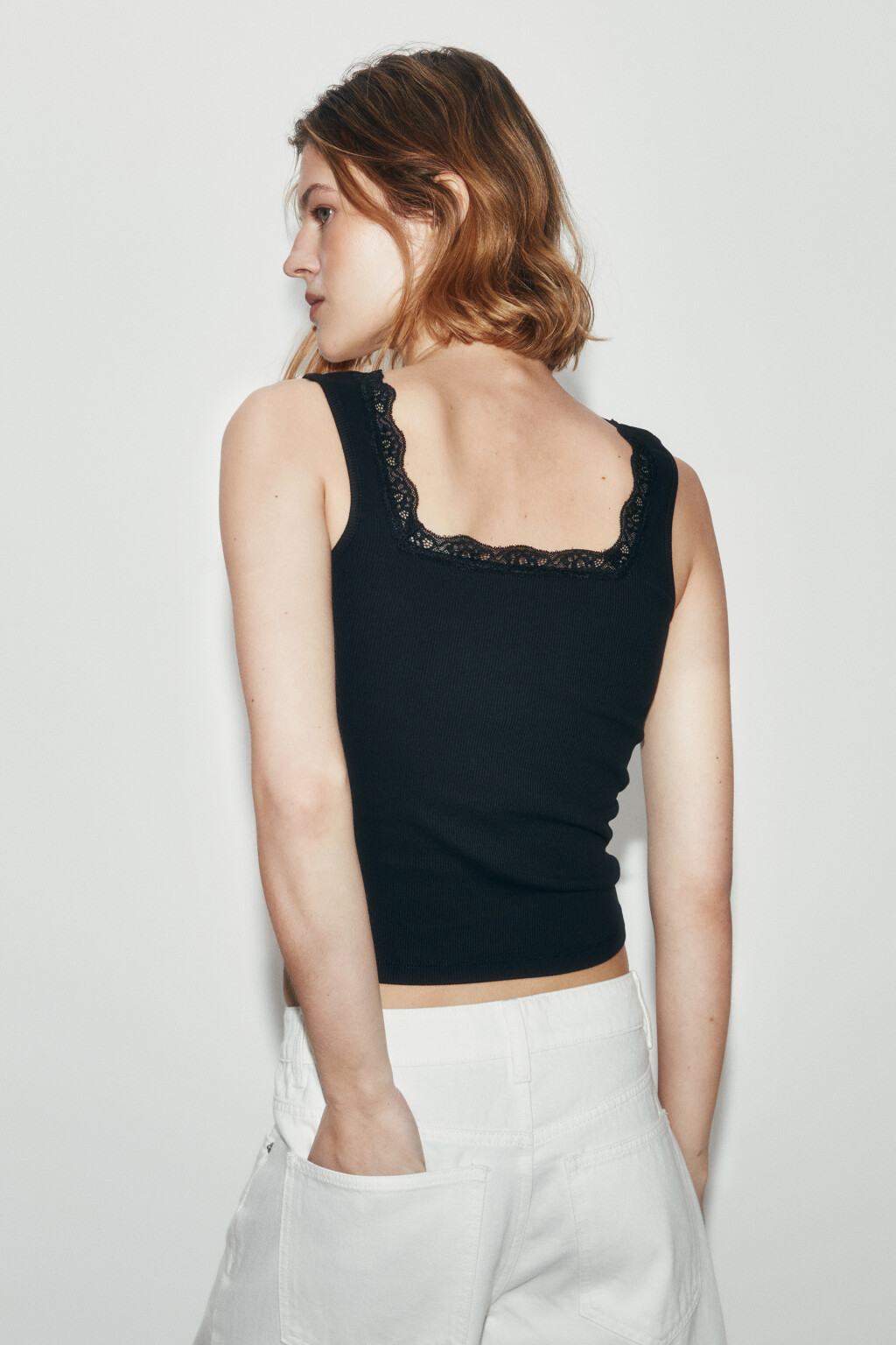 Майка-топ облегающая с кружевной вставкой - цвет черный - 4