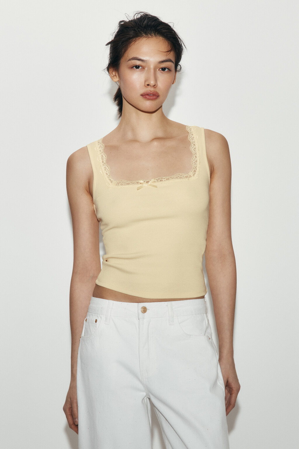 Майка-топ облегающая с кружевной вставкой - цвет желтый - 2