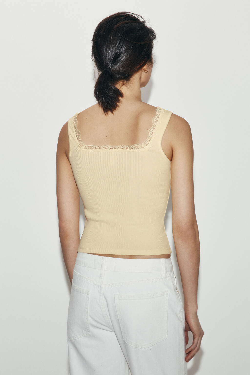 Майка-топ облегающая с кружевной вставкой - цвет желтый - 3