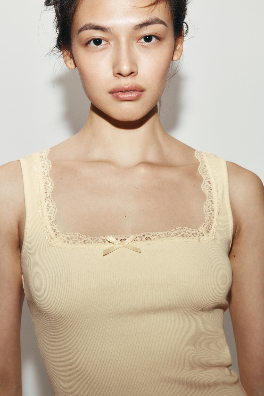 Майка-топ облегающая с кружевной вставкой - цвет желтый - 5