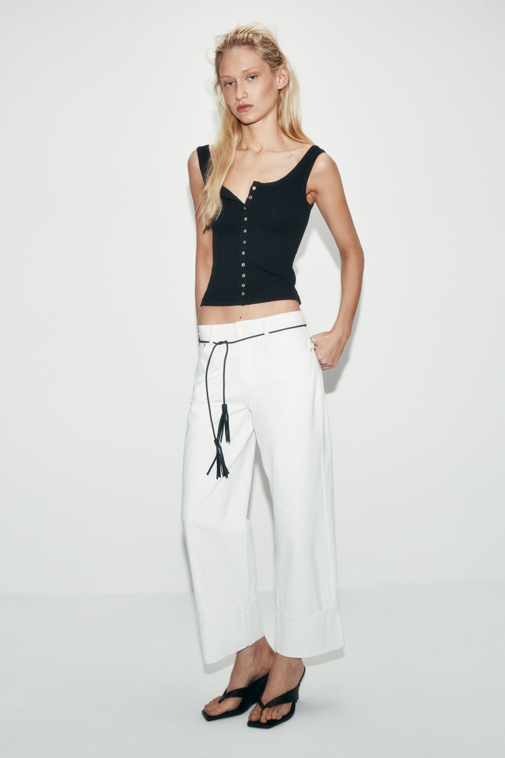 Майка-топ облегающая на пуговицах - цвет черный - 4