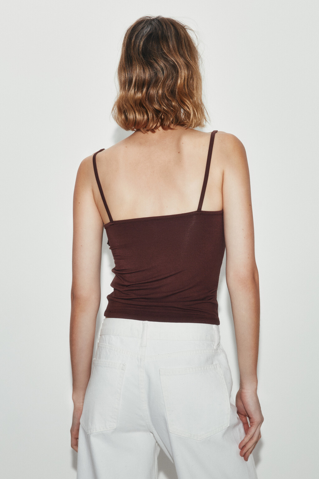 Майка-топ облегающая на тонких бретелях с оборками - цвет коричневый - 3