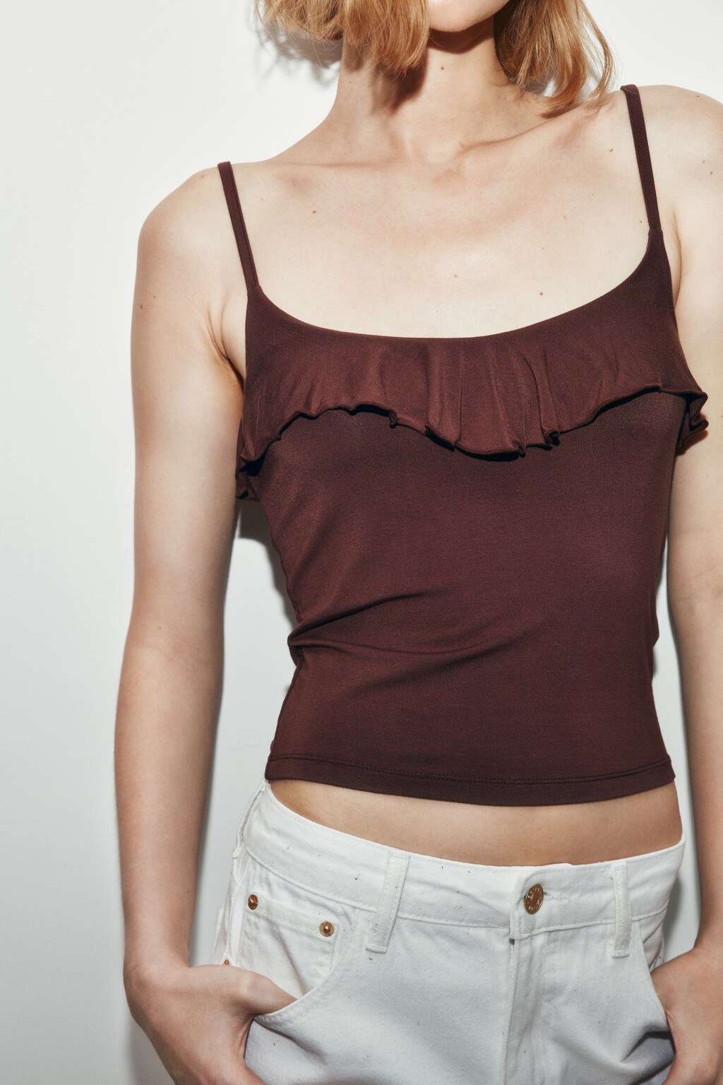 Майка-топ облегающая на тонких бретелях с оборками - цвет коричневый - 5