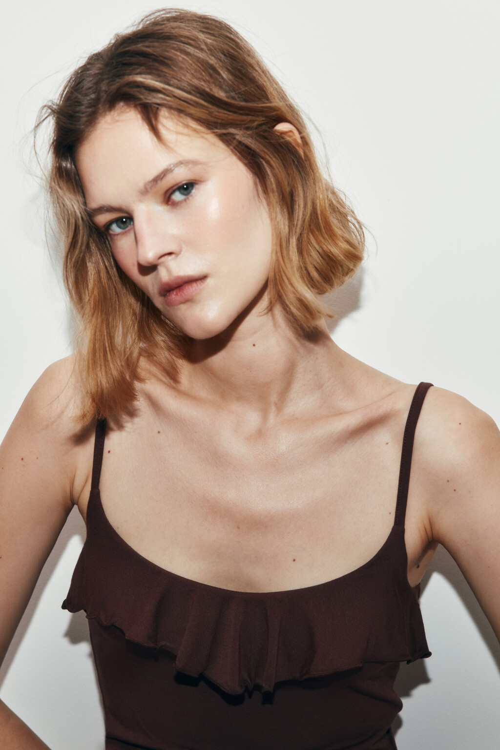 Майка-топ облегающая на тонких бретелях с оборками - цвет коричневый - 6