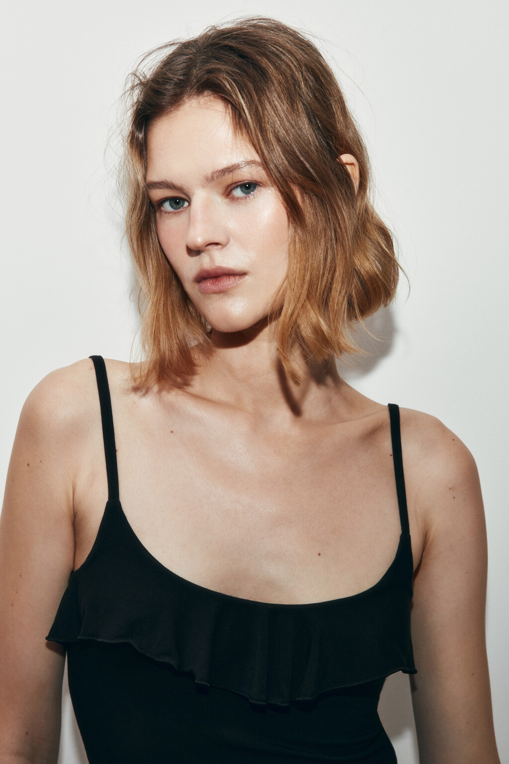 Майка-топ облегающая на тонких бретелях с оборками - цвет черный - 6