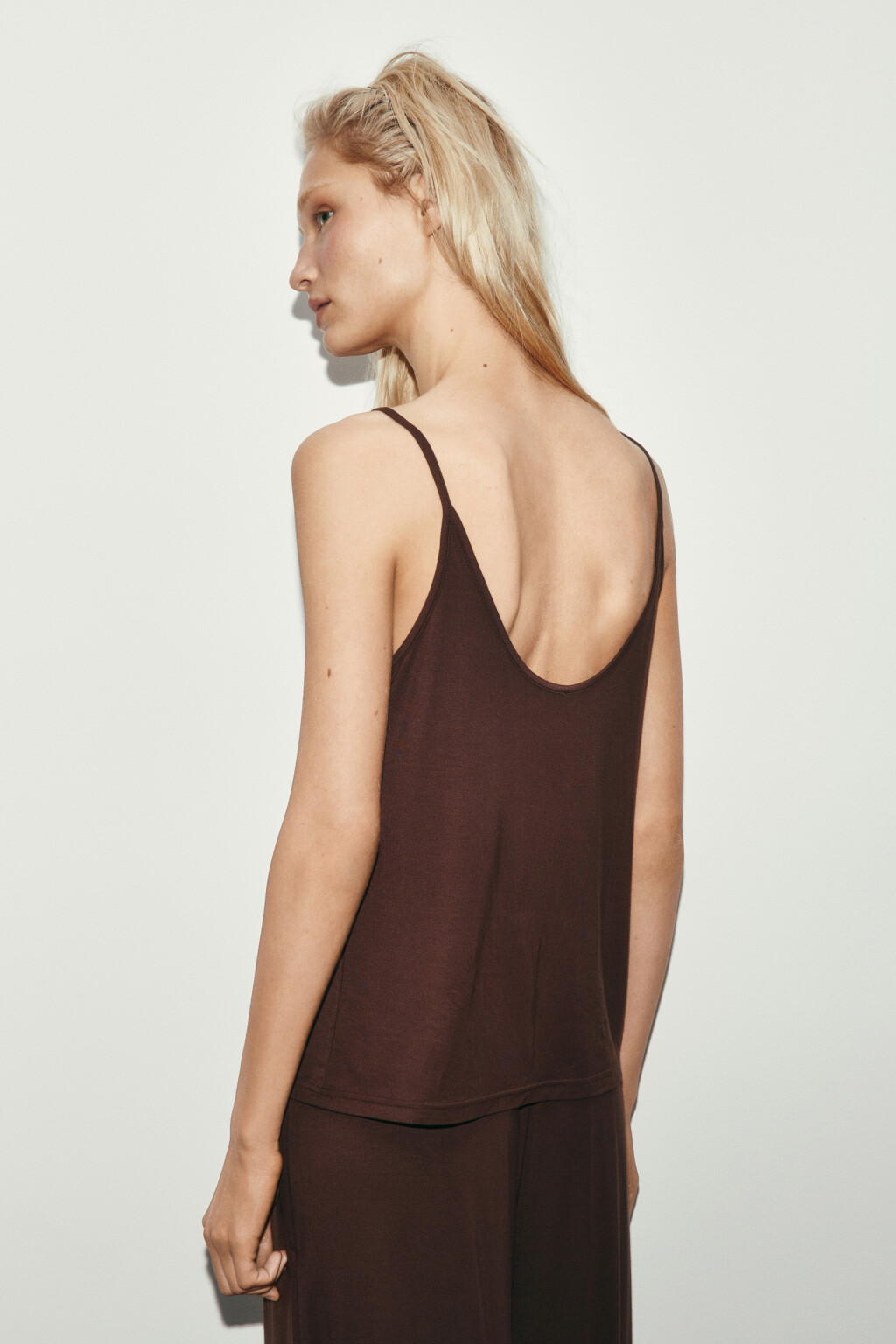Майка-топ вискозная на тонких бретелях - цвет коричневый - 4