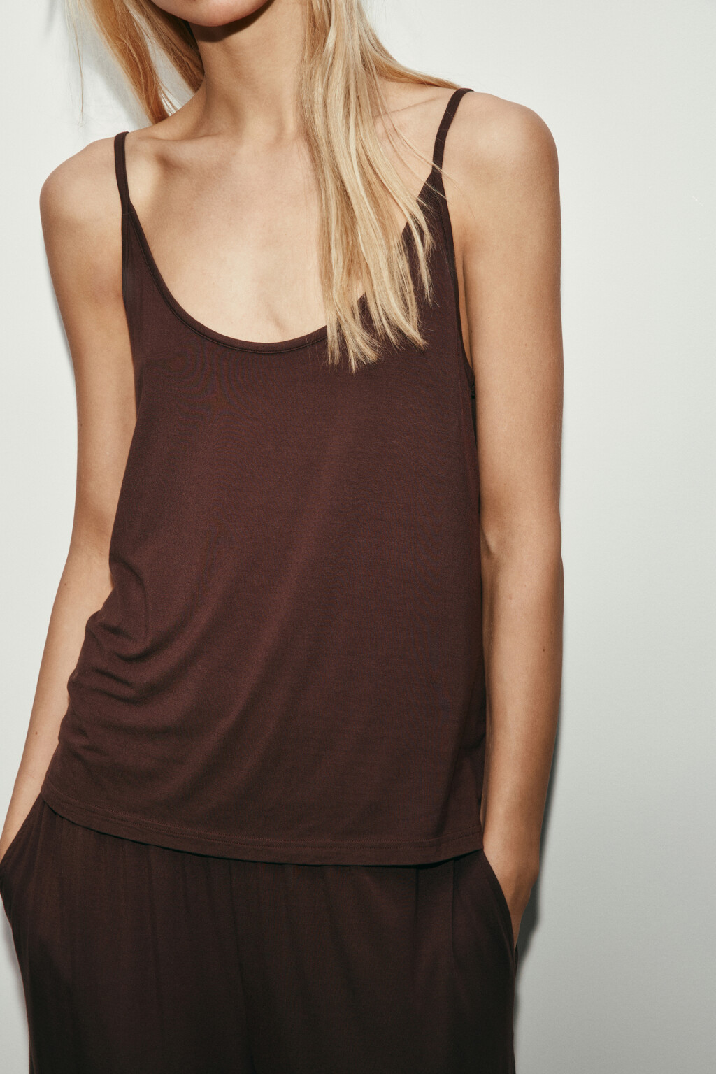 Майка-топ вискозная на тонких бретелях - цвет коричневый - 6