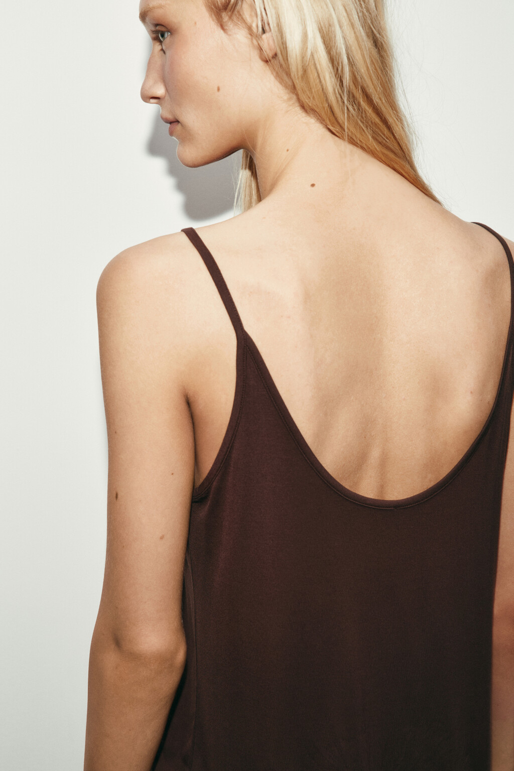 Майка-топ вискозная на тонких бретелях - цвет коричневый - 7