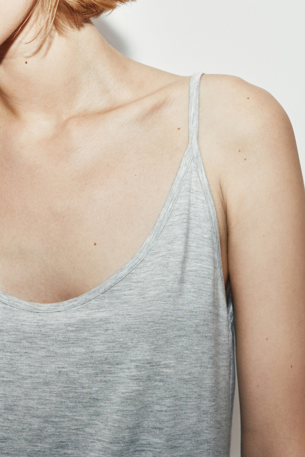 Майка-топ вискозная на тонких бретелях - цвет серый - 6