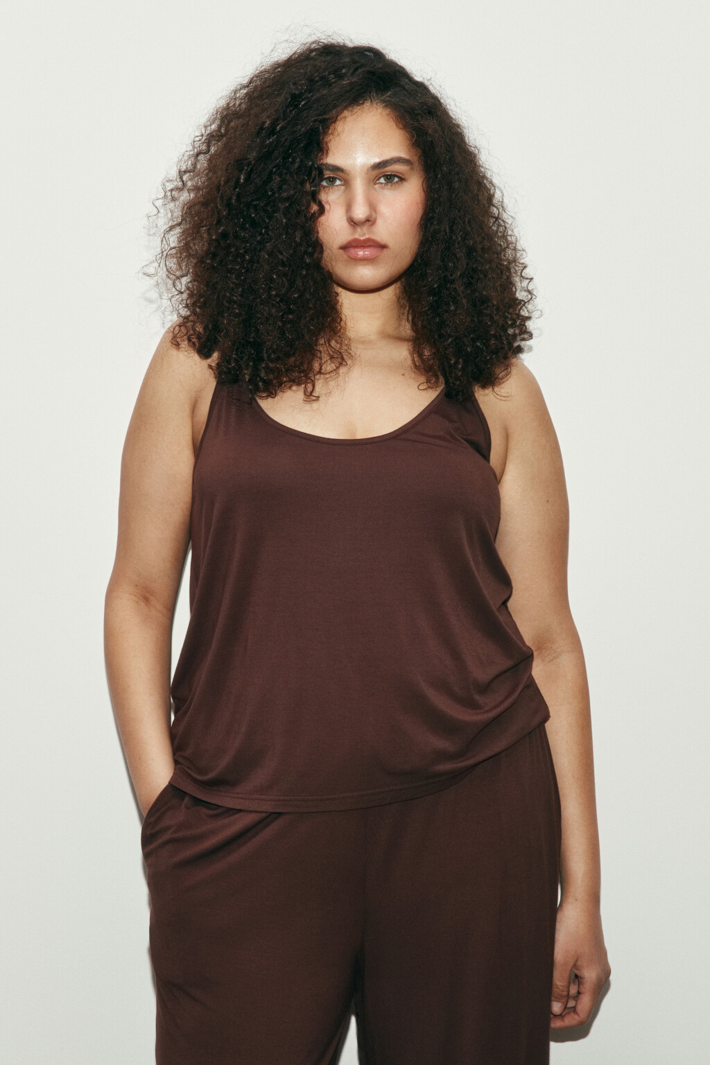 Майка-топ вискозная на тонких бретелях - цвет коричневый - 2