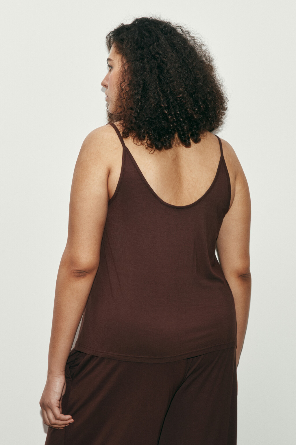 Майка-топ вискозная на тонких бретелях - цвет коричневый - 3