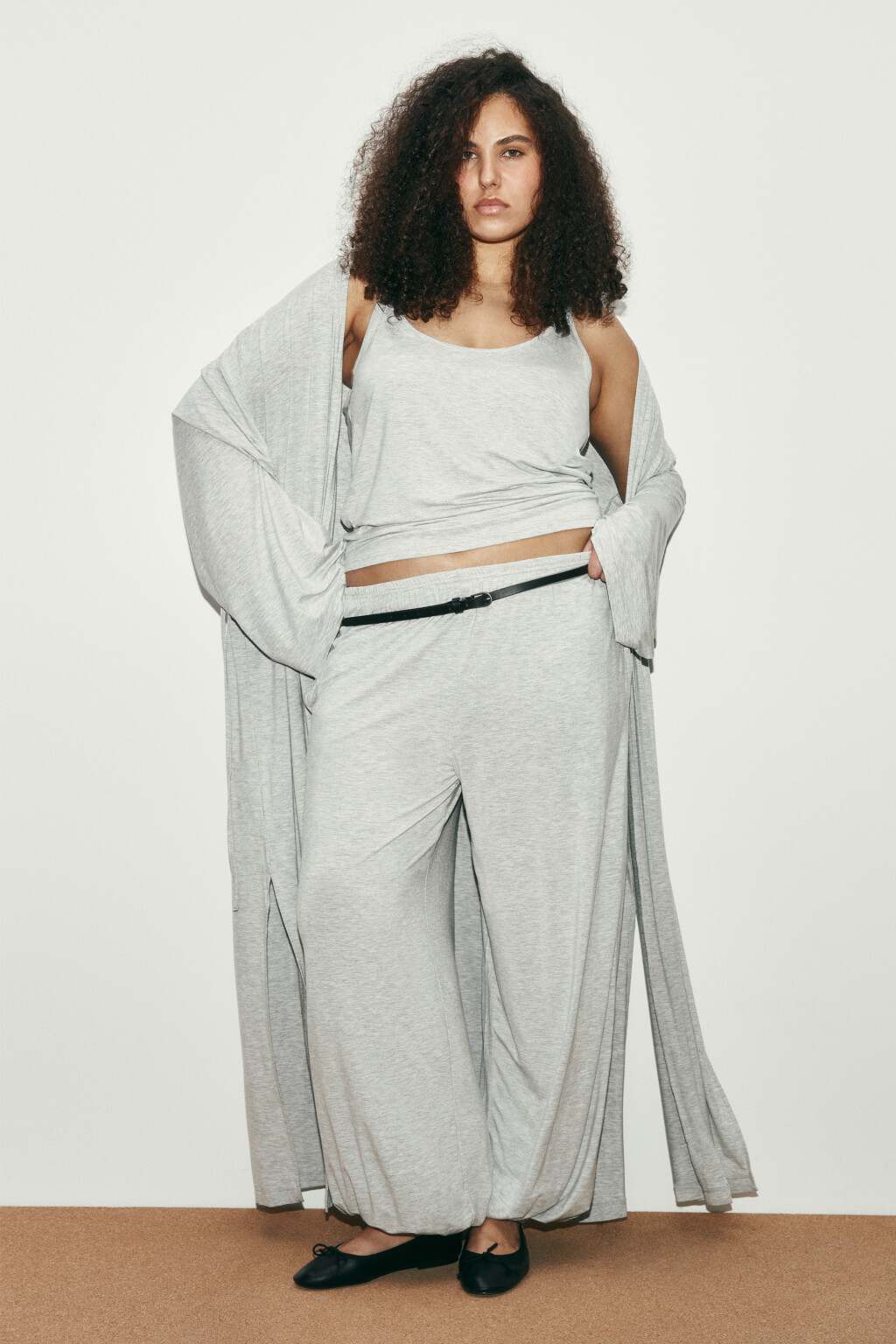 Майка-топ вискозная на тонких бретелях - цвет серый - 4