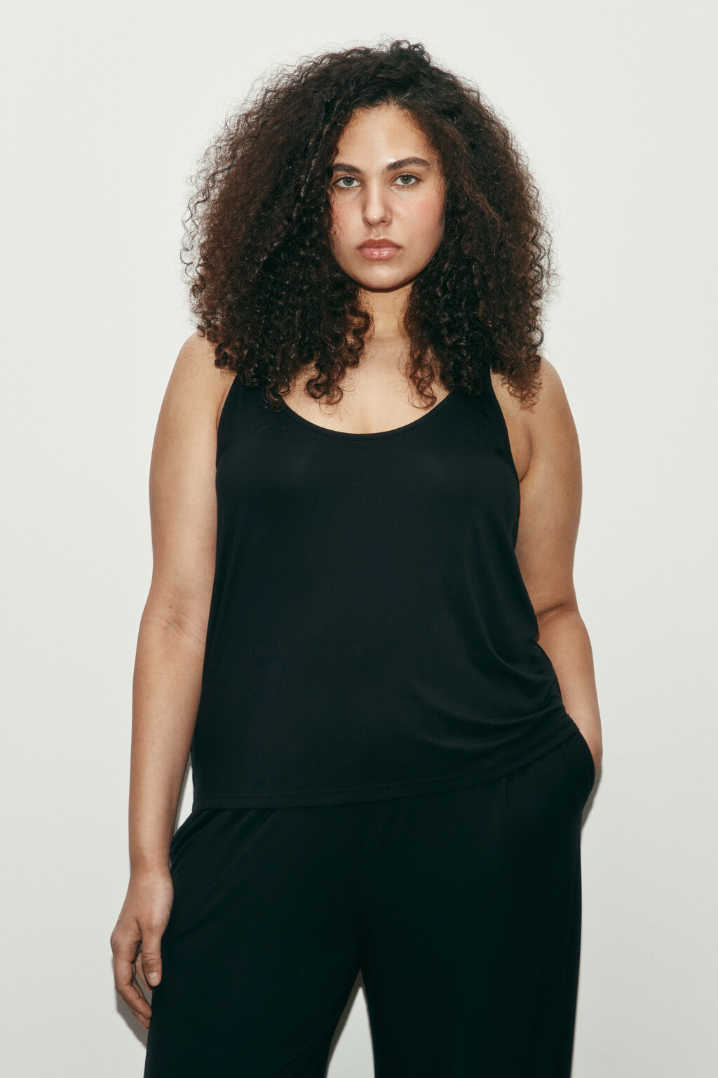 Майка-топ вискозная на тонких бретелях - цвет черный - 2