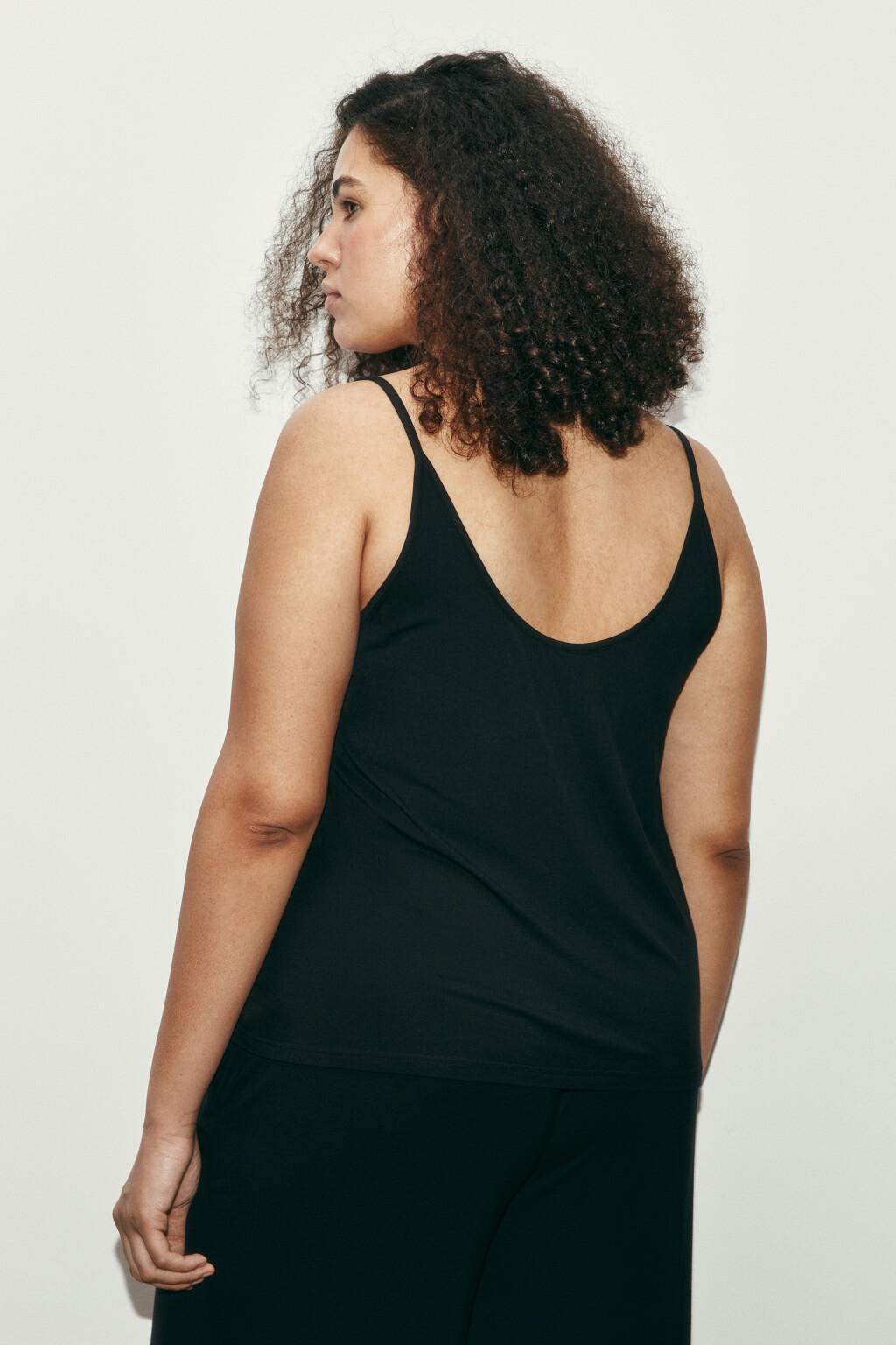 Майка-топ вискозная на тонких бретелях - цвет черный - 3