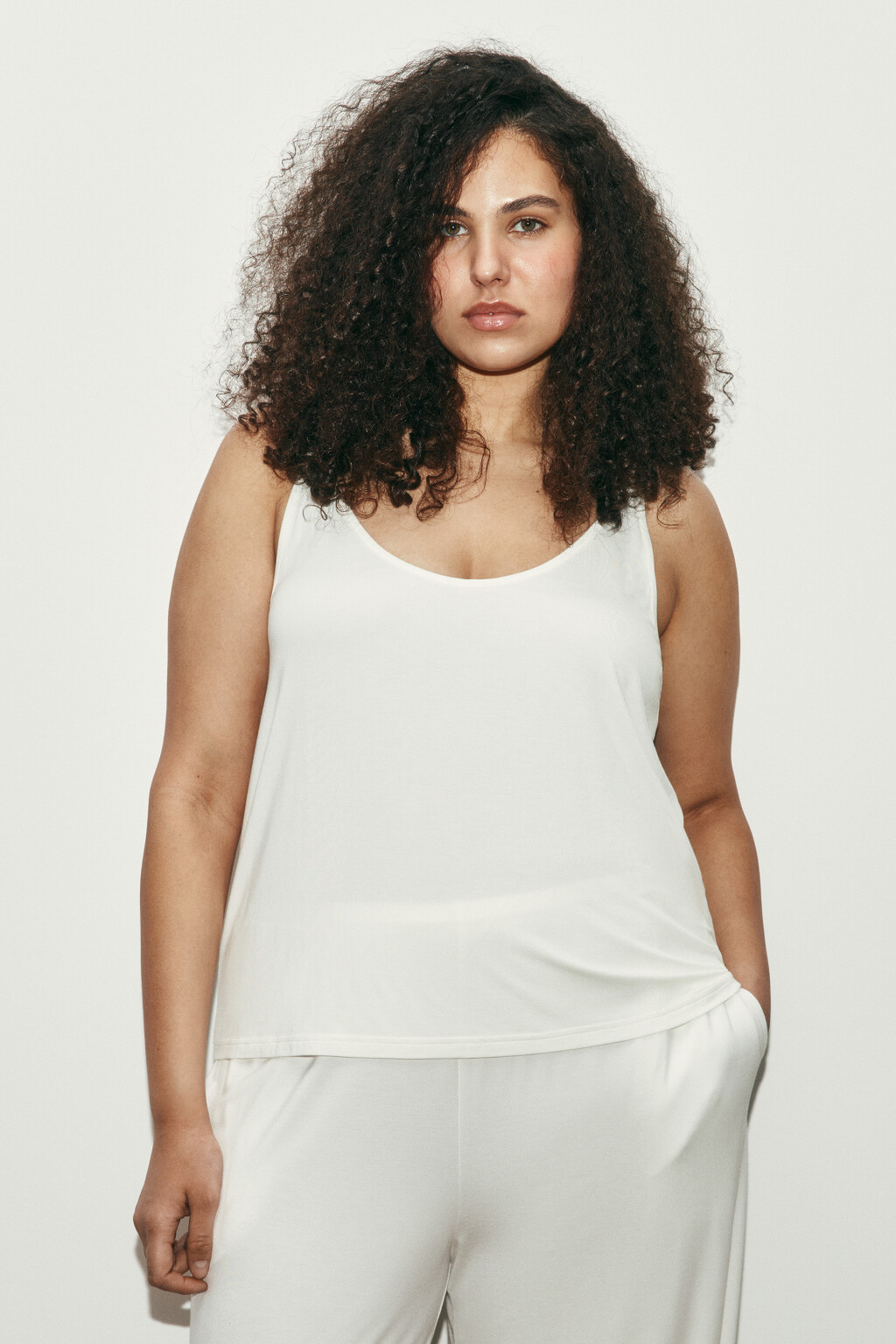Майка-топ вискозная на тонких бретелях - цвет молочный - 3