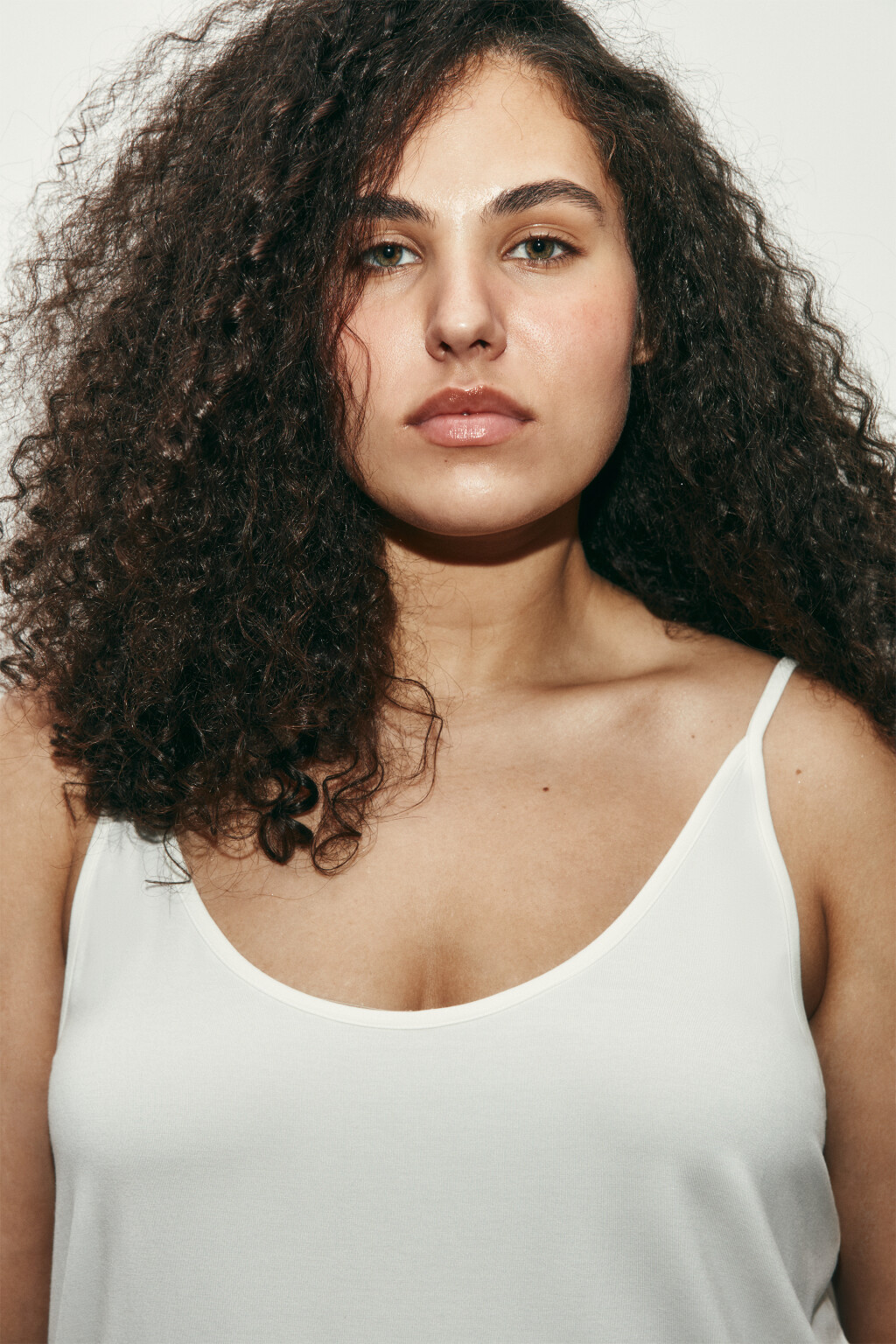 Майка-топ вискозная на тонких бретелях - цвет молочный - 6