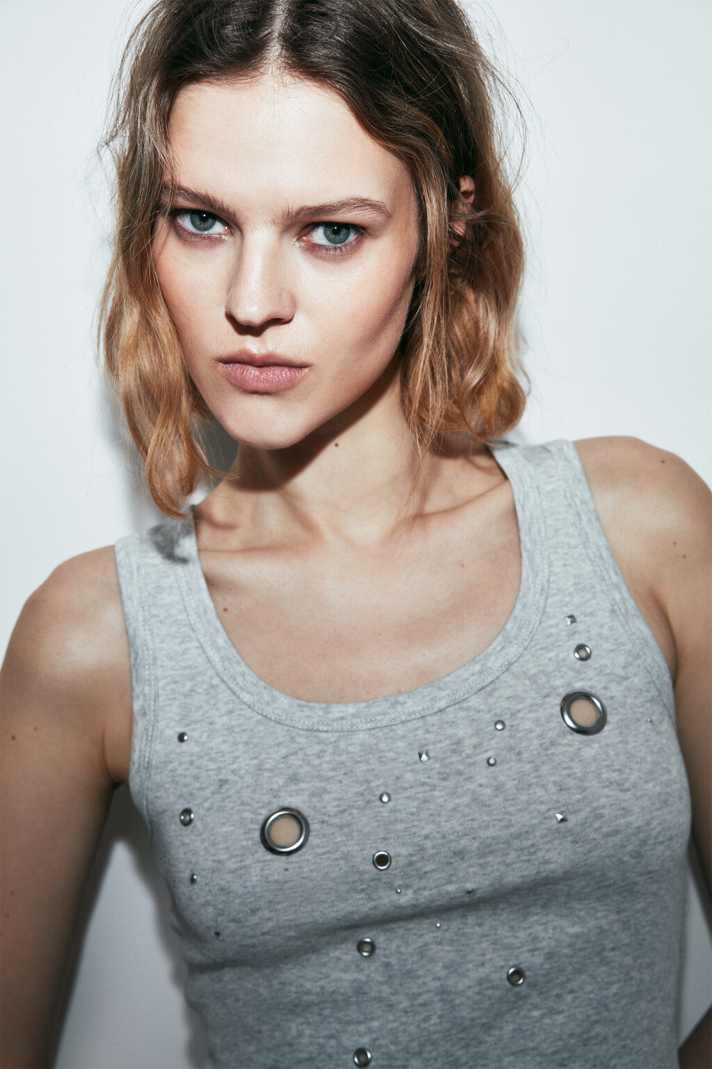 Майка-топ облегающая с люверсами - цвет серый - 6
