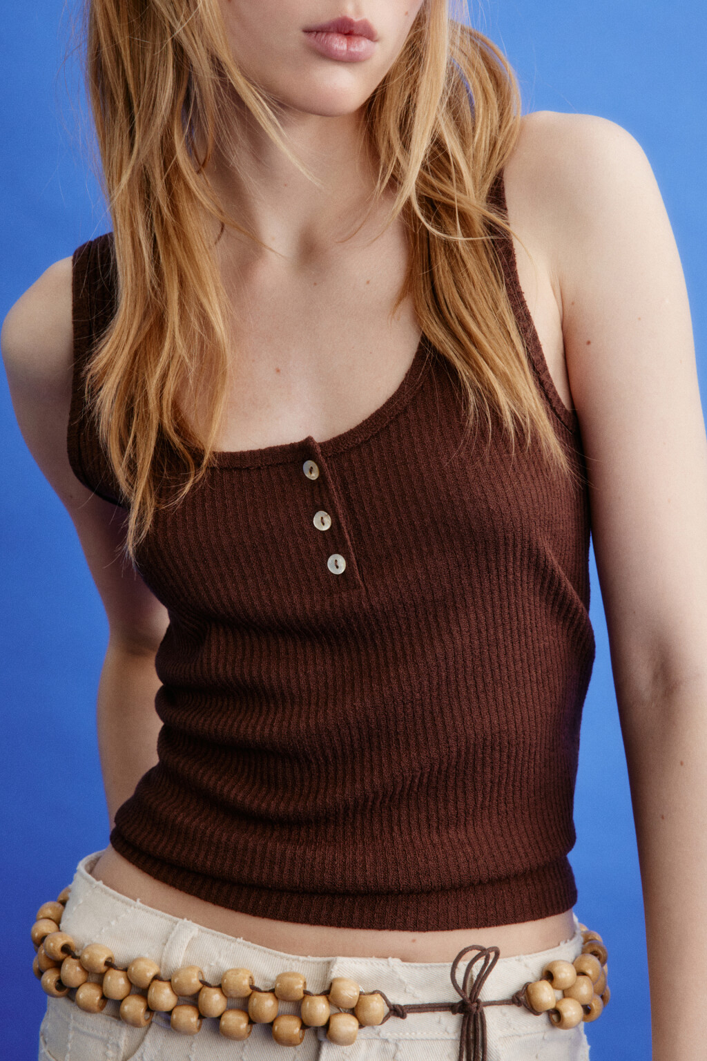 Майка-топ в рубчик с вискозой на пуговицах - цвет коричневый - 1