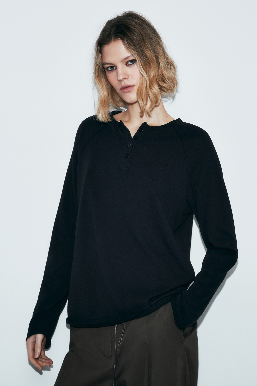 Лонгслив хенли с необработанными краями - цвет черный - 2
