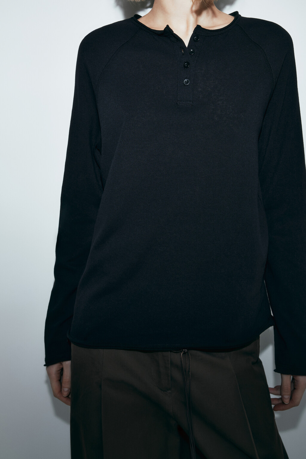 Лонгслив хенли с необработанными краями - цвет черный - 5