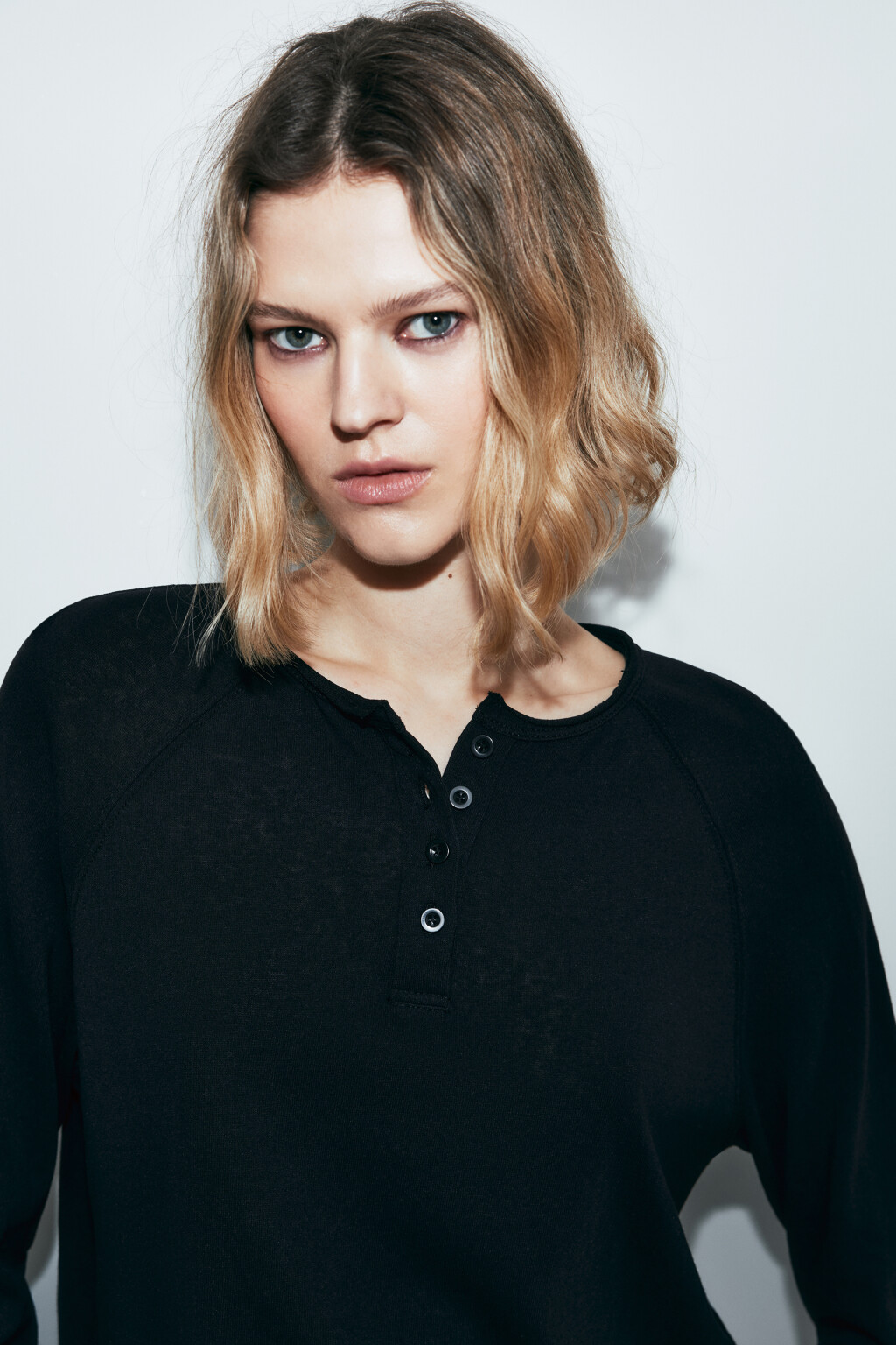 Лонгслив хенли с необработанными краями - цвет черный - 6