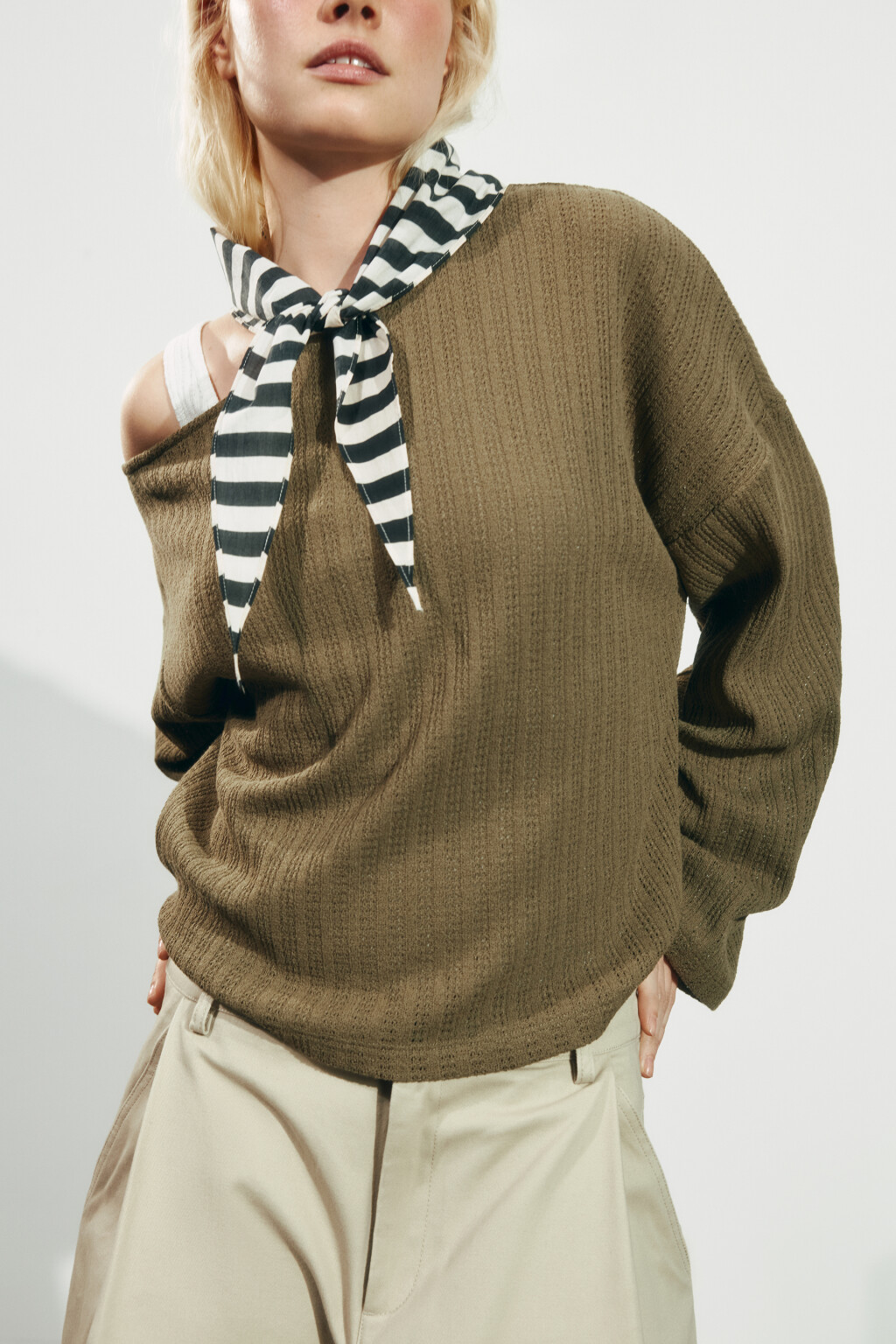 Лонгслив свободный ажурный на одно плечо - цвет зеленый - 1