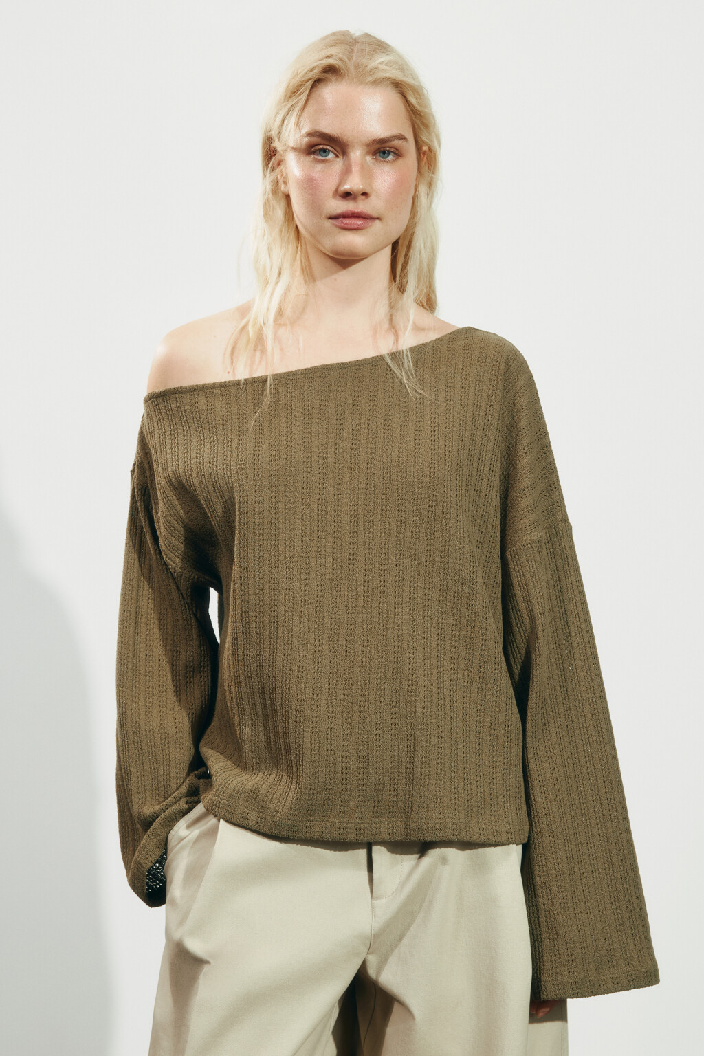 Лонгслив свободный ажурный на одно плечо - цвет зеленый - 2