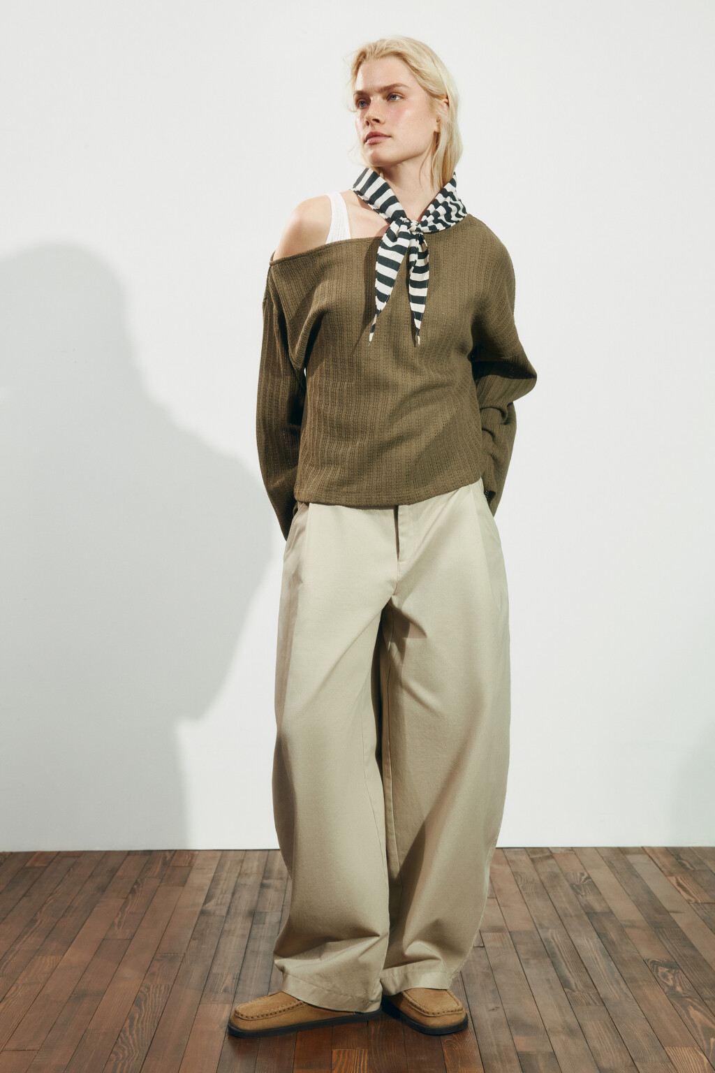 Лонгслив свободный ажурный на одно плечо - цвет зеленый - 4