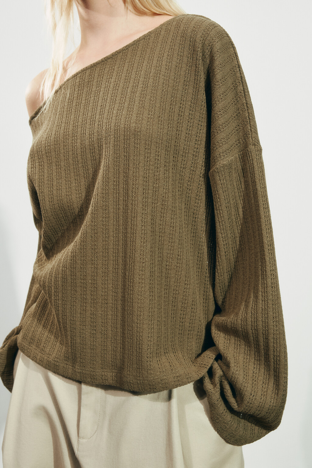 Лонгслив свободный ажурный на одно плечо - цвет зеленый - 5