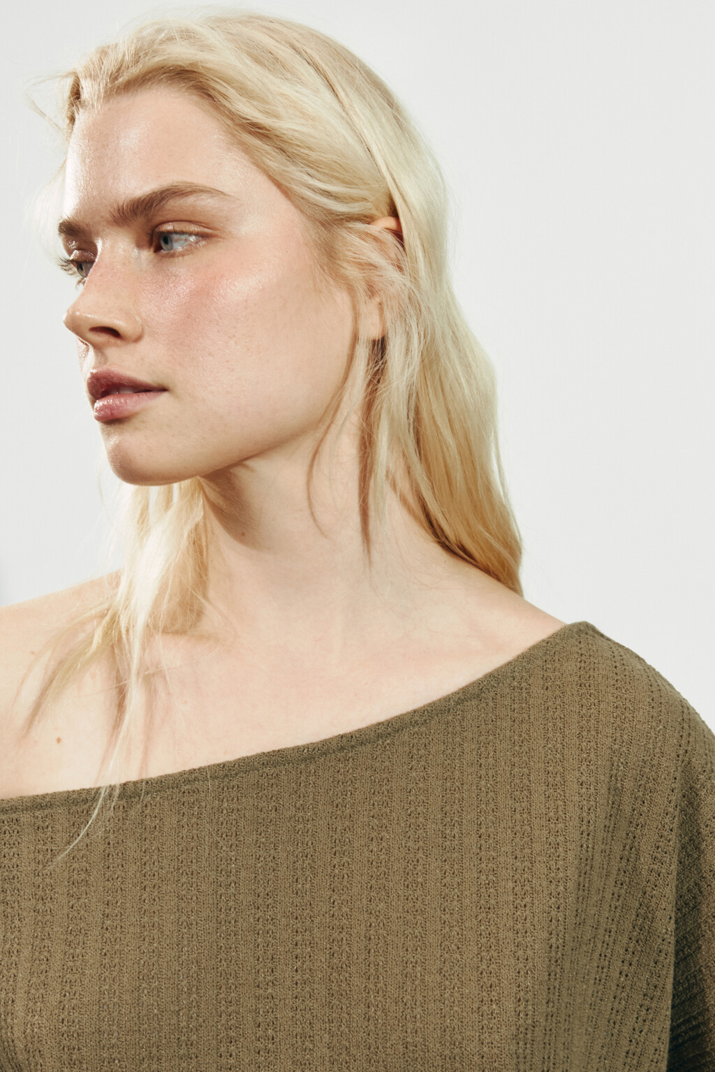 Лонгслив свободный ажурный на одно плечо - цвет зеленый - 6