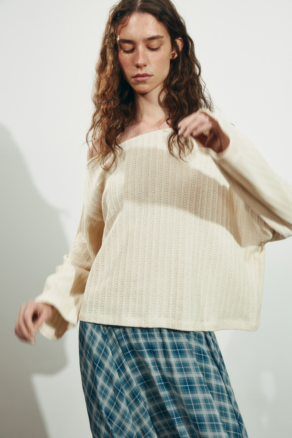 Лонгслив свободный ажурный на одно плечо - цвет бежевый - 1