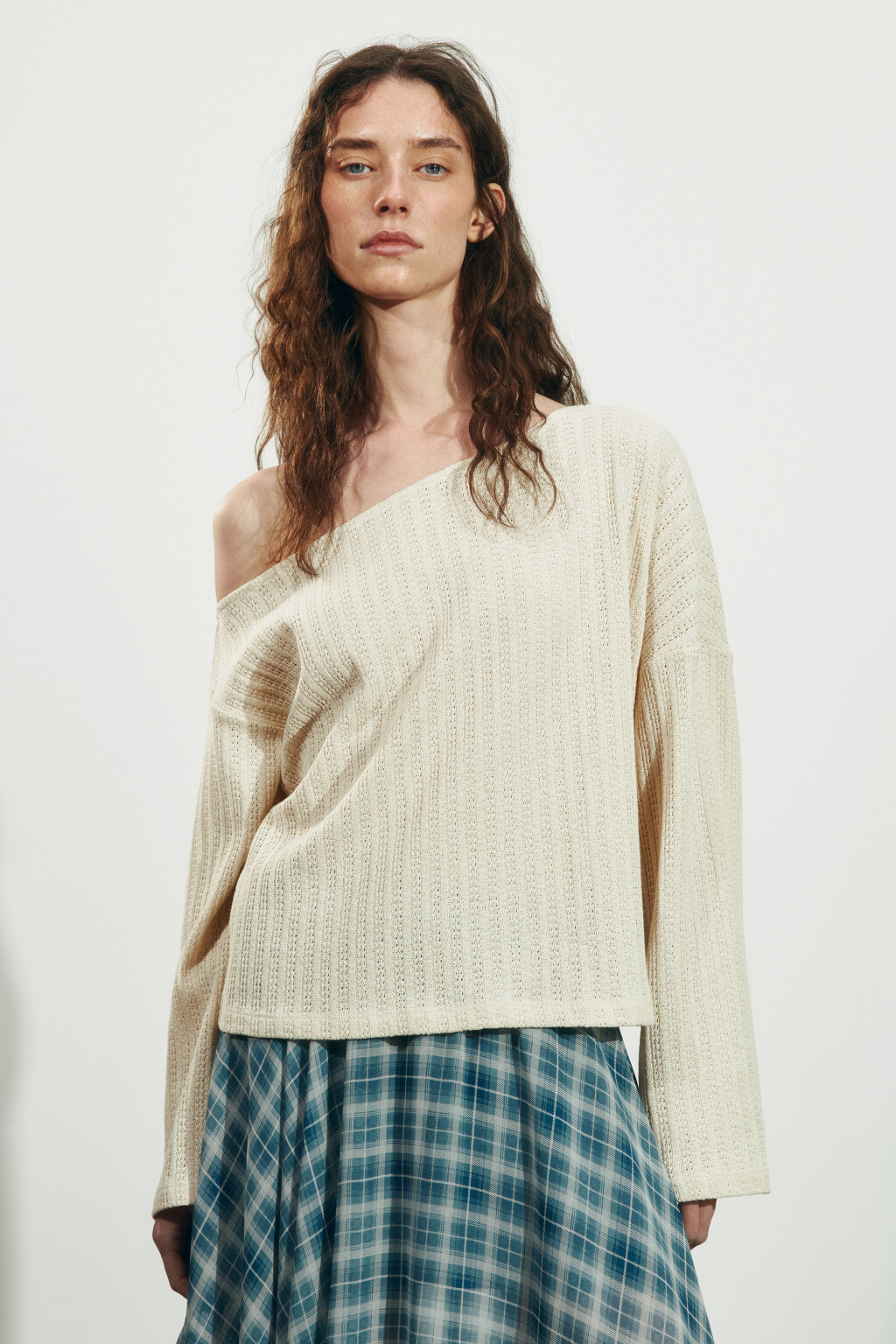 Лонгслив свободный ажурный на одно плечо - цвет бежевый - 2