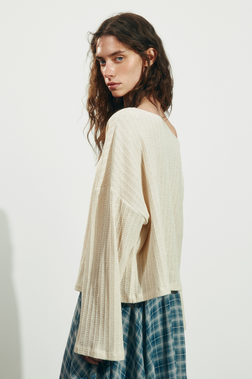 Лонгслив свободный ажурный на одно плечо - цвет бежевый - 3