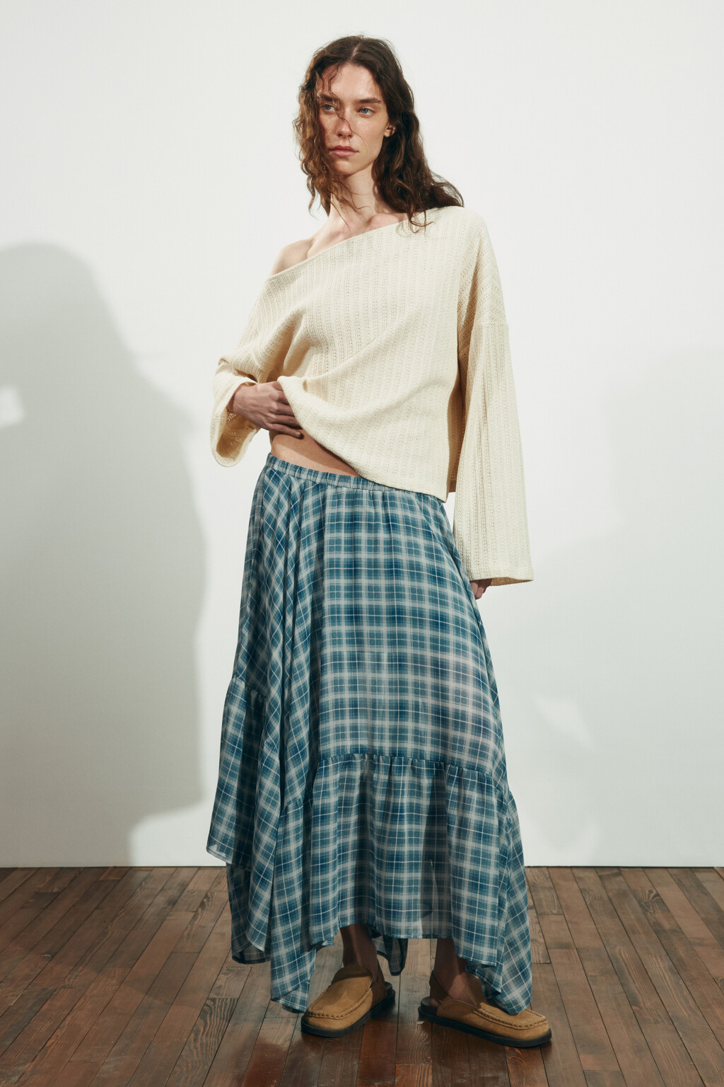 Лонгслив свободный ажурный на одно плечо - цвет бежевый - 4