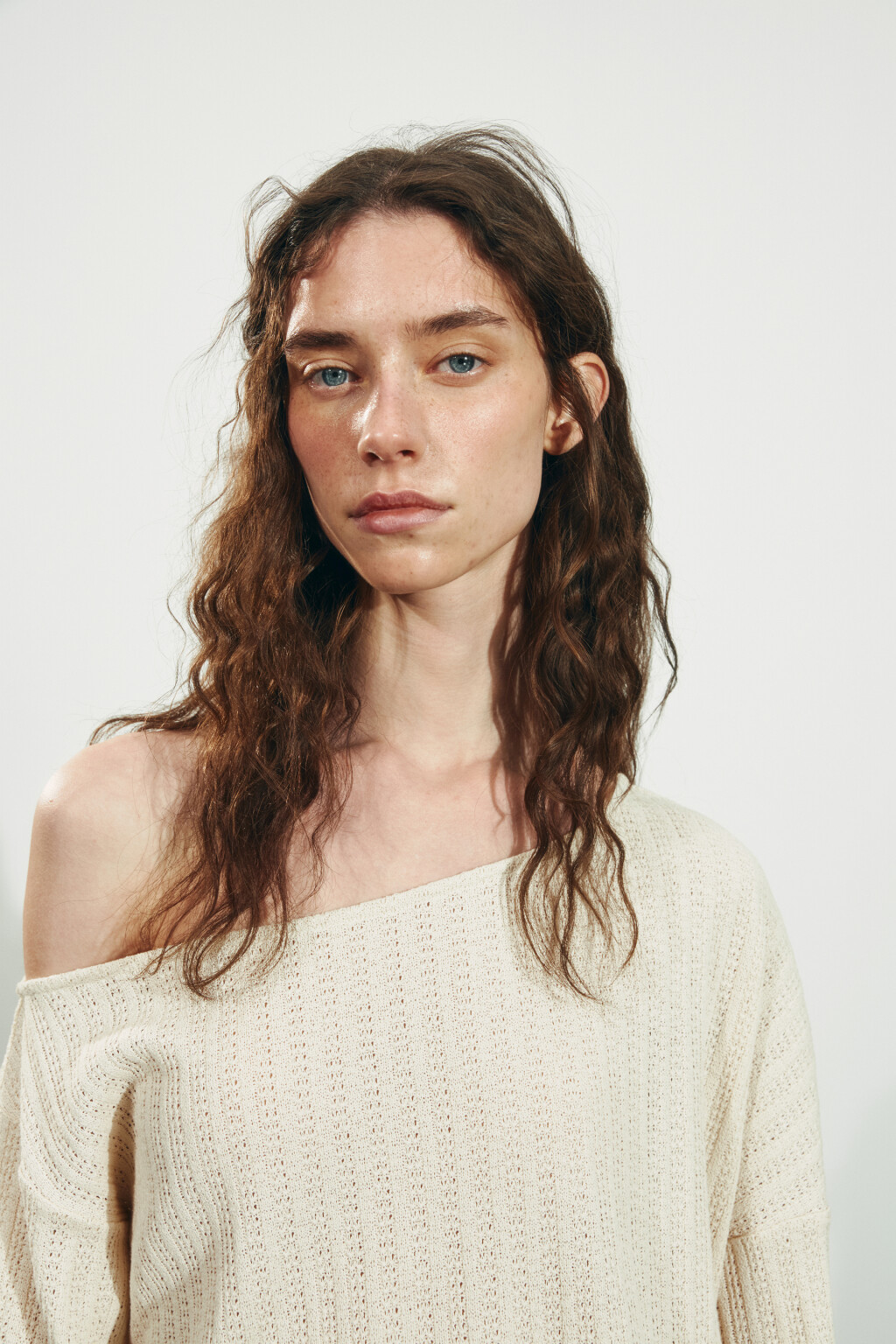 Лонгслив свободный ажурный на одно плечо - цвет бежевый - 5