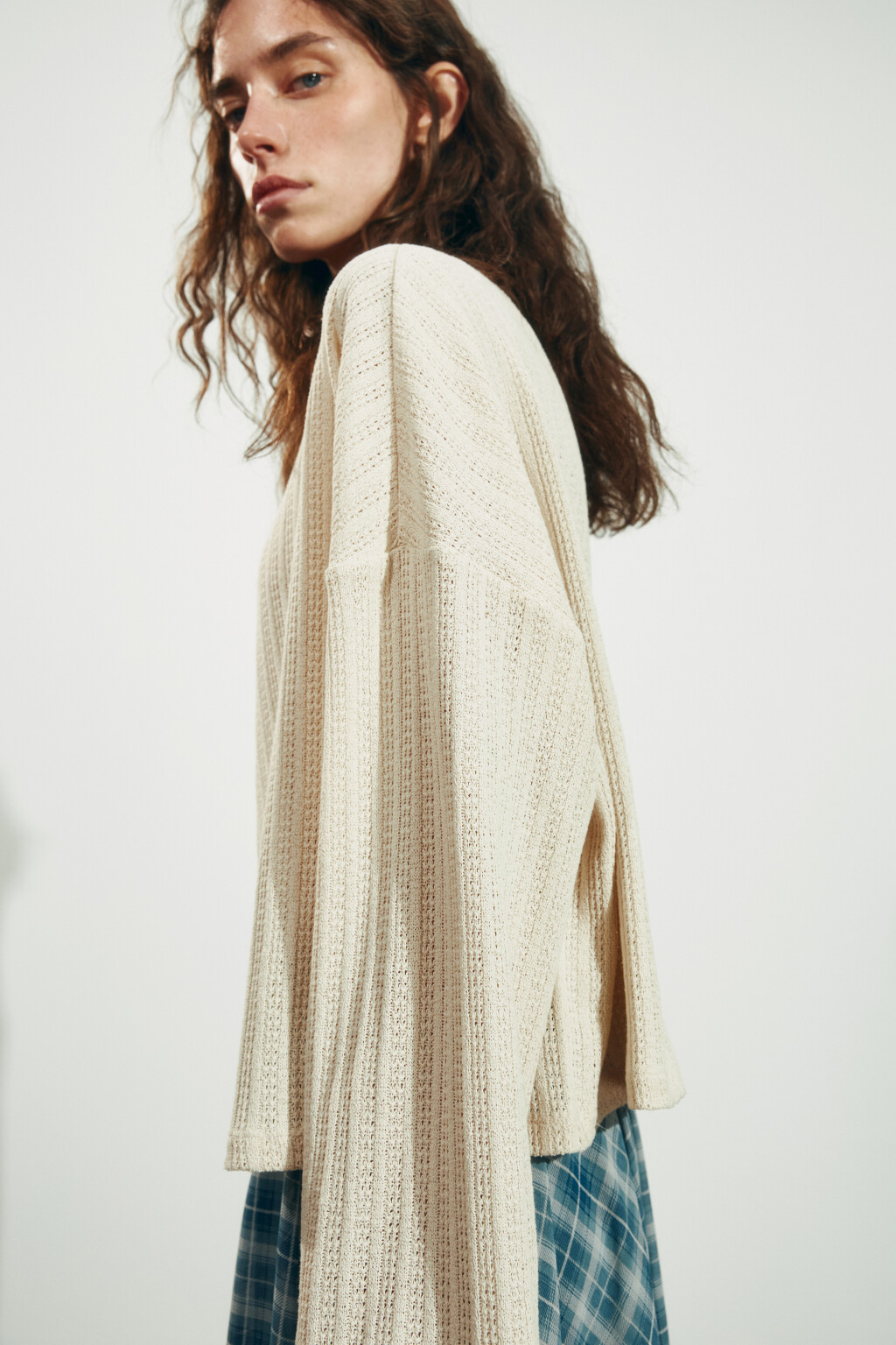 Лонгслив свободный ажурный на одно плечо - цвет бежевый - 6